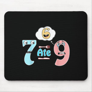 Lustiger Mathe-Witz 7 Aß 9 Süß 67 Meme Bildung Hum Mousepad