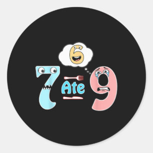 Lustiger Mathe-Witz 7 Aß 9 Süß 67 Meme Bildung Hum Runder Aufkleber