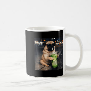 Lustiger Meme-Mops trinkt Mojito-Limonen-Minze Kaffeetasse