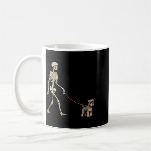 Lustiger Miniaturschnauzer-Skelett-Hund geht spazi Kaffeetasse
