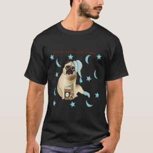 Lustiger Mops-Hund mit Nachtmütze und Kaffeetasse T-Shirt