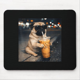 Lustiger Mops trinkt eisgekühlten Kaffee süßer Hun Mousepad