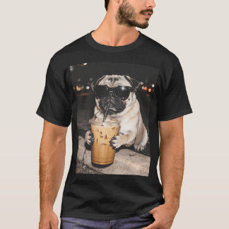 Lustiger Mops trinkt Eiskaffee T-Shirt