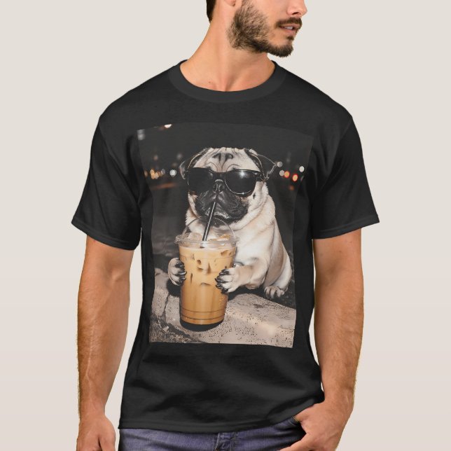 Lustiger Mops trinkt Eiskaffee T-Shirt (Vorderseite)