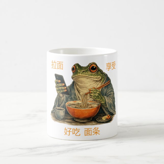 Lustiger mürrischer Frosch isst Ramen und scrollt  Kaffeetasse (Mittel)