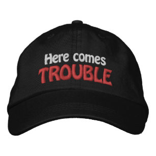 Lustiger Neuheiten-Sport HERE COMES TROUBLE Bestickte Baseballkappe