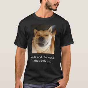 lustiger niedlicher Hund lächelt mit aufregendem S T-Shirt