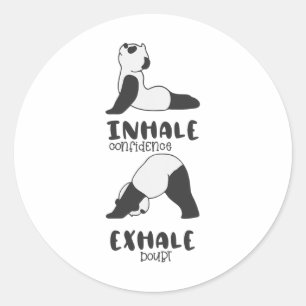 Lustiger Panda-Bär Einatmen Ausatmen Panda Yoga Runder Aufkleber