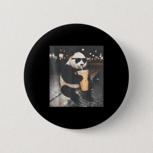 Lustiger Panda, der eisgekühlten Kaffee trinkt, Me Button