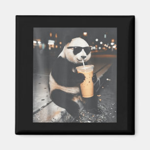 Lustiger Panda, der eisgekühlten Kaffee trinkt, Me Magnet