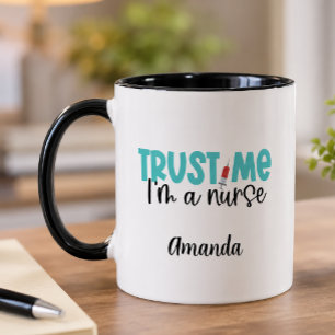 Lustiger personalisierter Vertrau mir Krankenschwe Tasse