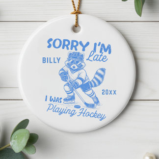 Lustiger personalisierter Waschbär-Hockeyspieler-S Keramik Ornament