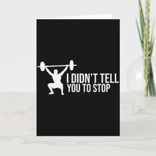 Lustiger persönlicher Trainer sagt Geschenk-Gym-Co Karte