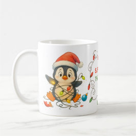 Lustiger Pinguin in Lichter-Tasse steckt Kaffeetasse