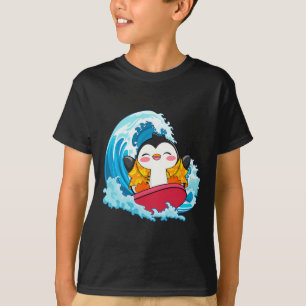 Lustiger Pinguin surft Sommerferien Strand Surfer T-Shirt