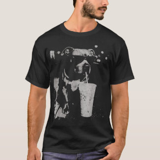 Lustiger Pitbull, der eisgekühlten Kaffee trinkt, T-Shirt