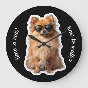 Lustiger Pomeranian-Hund Zeit zum Spazieren Zeit z Große Wanduhr