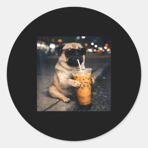 Lustiger Pug, der eisgekühlten Kaffee trinkt, süße Runder Aufkleber