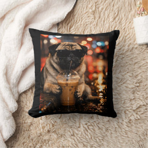 Lustiger Pug, der Eiskaffee trinkt, süßes Hundebes Kissen