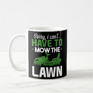 Lustiger Rasenmäher Gras schneidender Mäher Vater Kaffeetasse