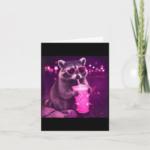 Lustiger rosa Waschbär trinkt Eiskaffee - süß Karte