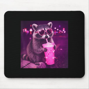 Lustiger rosa Waschbär trinkt Eiskaffee - süß Mousepad