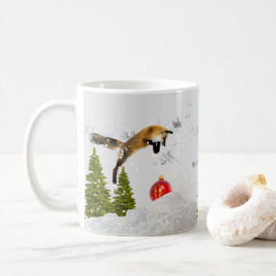 Lustiger roter Fuchs jagt Weihnachtsbaumschmuck im Kaffeetasse