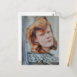Lustiger roter Kopf in einem eleganten Raum surrea Postkarte