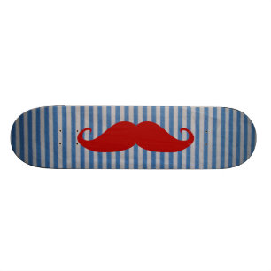 Lustiger roter Schnurrbart und blaue weiße Skateboard