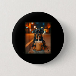 Lustiger Rottweiler, der eisgekühlten Kaffee trink Button
