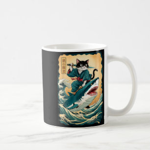 Lustiger Samurai-Katze, die auf einem Hai reitet,  Kaffeetasse