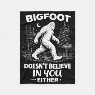 Lustiger Sasquatch-Camping-Spruch für Männer Fraue Fleecedecke