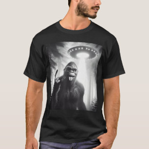 Lustiger Sasquatch Sie mit UFO Alien Rock Schild f T-Shirt