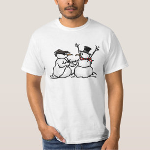 Lustiger Schneemann hält Weihnachts-T-Shirt auf T-Shirt