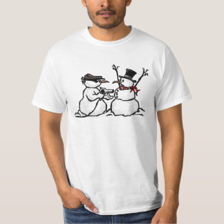 Lustiger Schneemann hält Weihnachts-T-Shirt auf T-Shirt