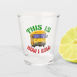 Lustiger Schulbus-Fahrer dieses ist, wie ich rolle Schnapsglas