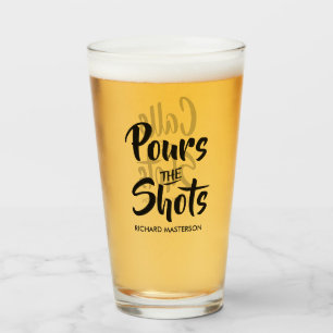 Lustiger Schütze Gießt Die Drinks Glas
