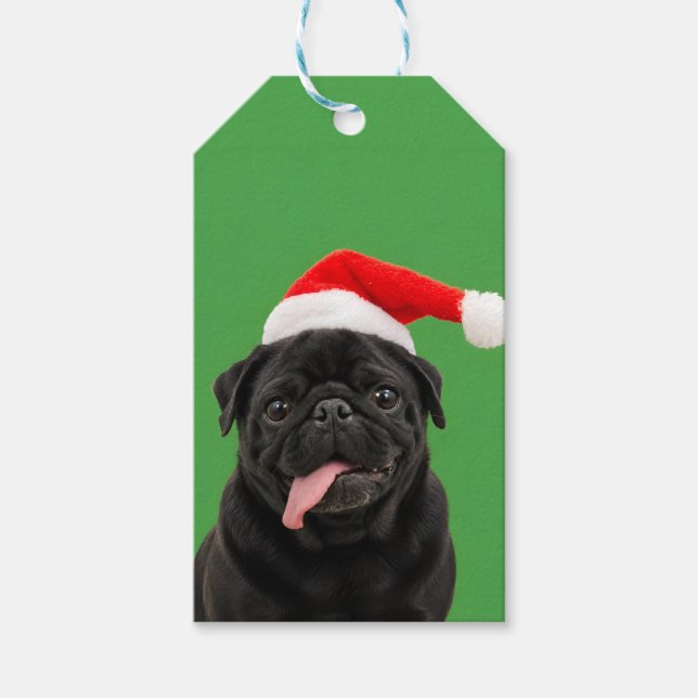 Lustiger schwarzer Mops mit Weihnachtsmannmütze un Geschenkanhänger (Vorderseite)