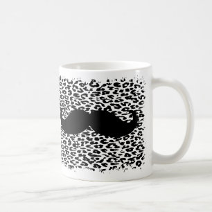 Lustiger schwarzer Schnurrbart auf Leopardenmuster Kaffeetasse