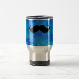 Lustiger schwarzer Schnurrbart auf vintage blauem Reisebecher
