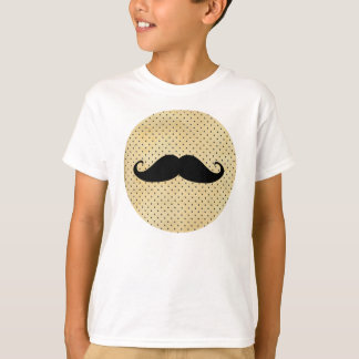 Lustiger schwarzer Schnurrbart auf Vintagen gelben T-Shirt