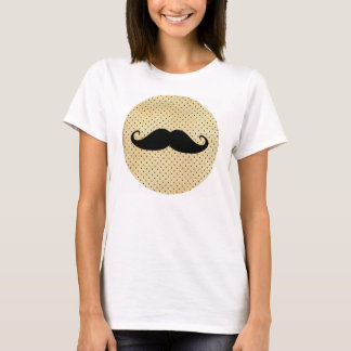 Lustiger schwarzer Schnurrbart auf Vintagen gelben T-Shirt