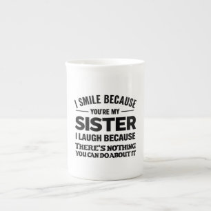 Lustiger Schwester-Mug – „Ich lächle, weil du mein Prozellantasse