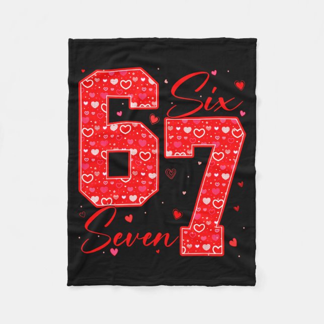 Lustiger Sechs Sieben 6 7 Meme Herzen Cupid Valent Fleecedecke (Vorderseite)