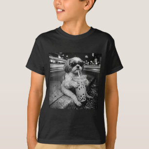 Lustiger Shih Tzu, der eisgekühlten Kaffee trinkt, T-Shirt