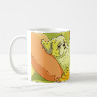 Lustiger Shih Tzu Hund entspannt auf Sofa mit Snac Kaffeetasse