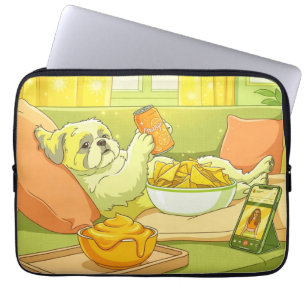 Lustiger Shih Tzu Hund entspannt auf Sofa mit Snac Laptopschutzhülle
