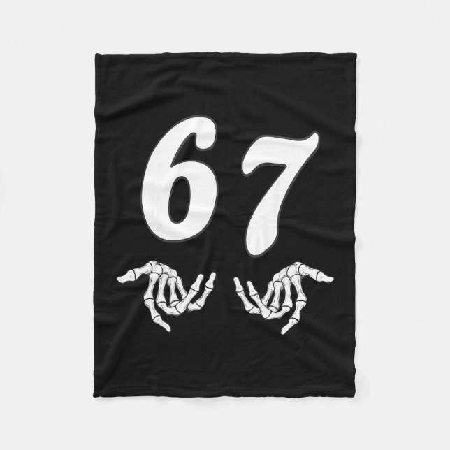Lustiger Six Seven 6 7 Meme 67 Skeletthand Hallowe Fleecedecke (Vorderseite)