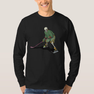 Lustiger Skelettschädel spielt Eishockey an Hallow T-Shirt