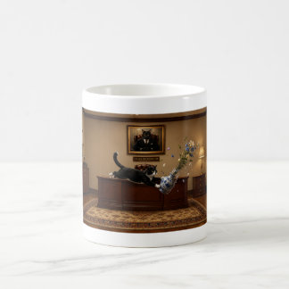 Lustiger Smoking-Cat, der eine Vase umwirft | Chao Kaffeetasse